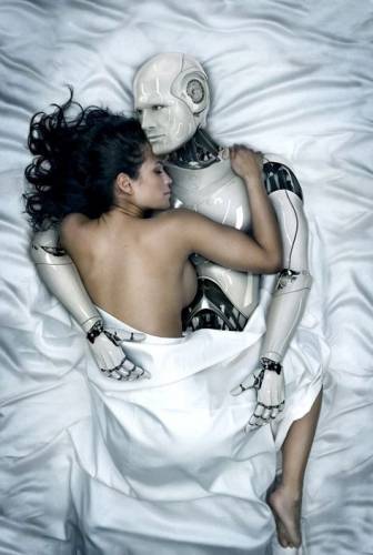 Женщина в постели с роботом
