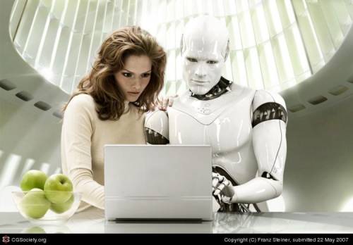Робот вместе с женщиной за ноутбуком